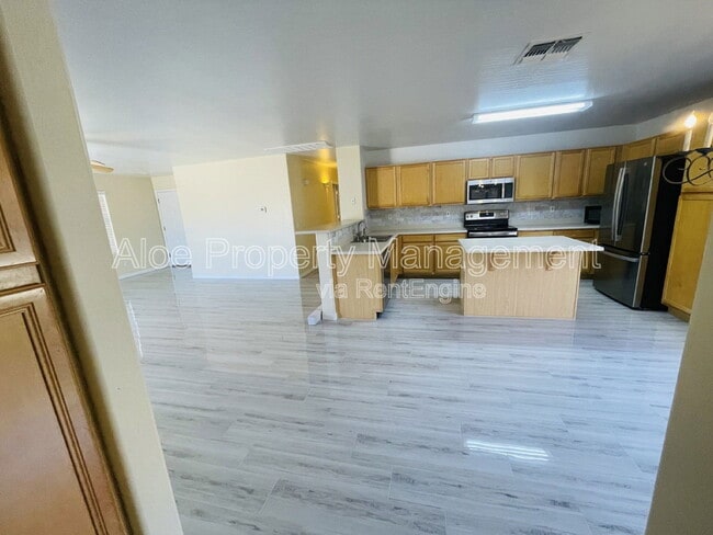 Building Photo - 43724 Elm Dr
