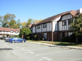 Building Photo - 1810 Ashborough Rd SE