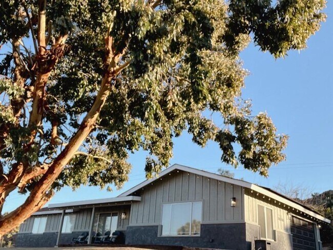 Building Photo - Great Views/3BED 2BATH/SOLAR/Move in ready