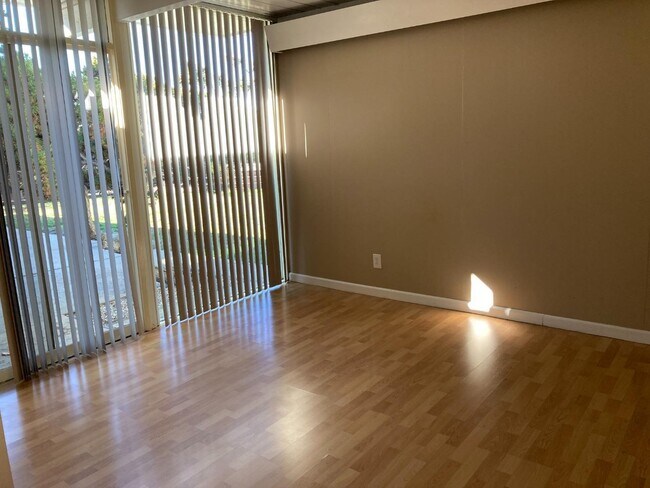 Building Photo - 15 Turtle Bay Pl