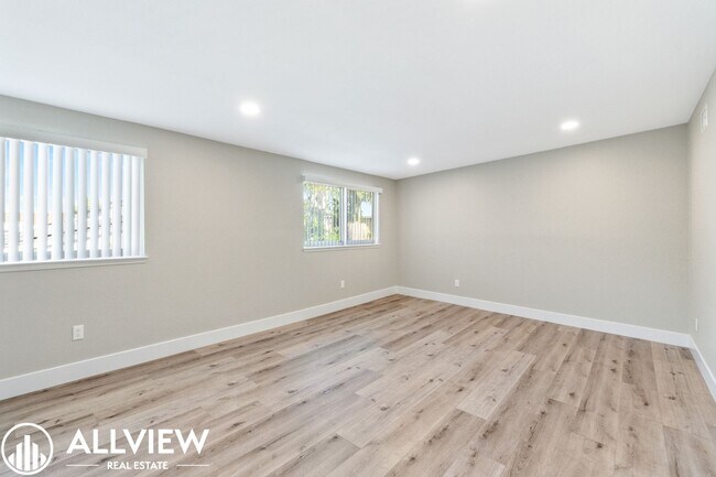 Building Photo - Welcome to this stunning 5-bedroom, 4-bathroom home located in the desirable Huntington Beach nei...