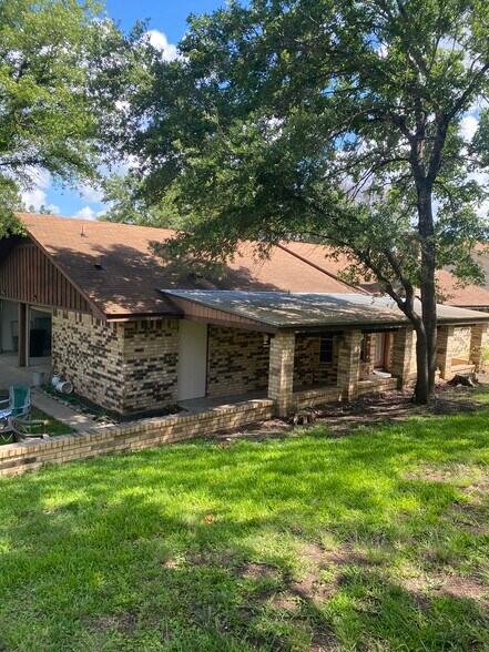 Back Porch - 827 Cliffside Dr
