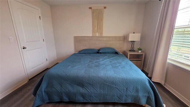 Building Photo - 16221 Admirals Cove Ln