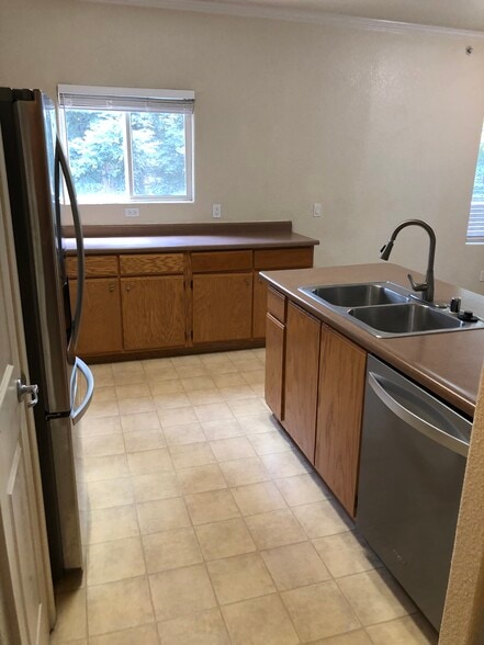 Tons of cabinet space in kitchen - 10001 Woodcreek Oaks Blvd