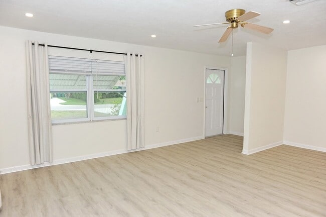 Building Photo - Naples Park - 3 Bedroom/2 Bath - Annual Re...