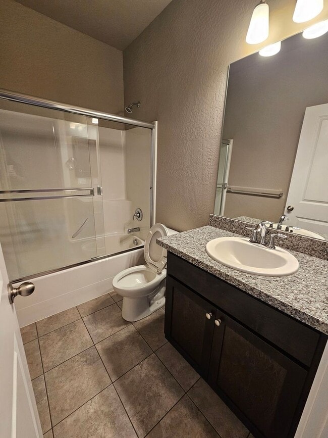 Building Photo - Beautiful 3 Bedroom Townhouse! Won't Last!