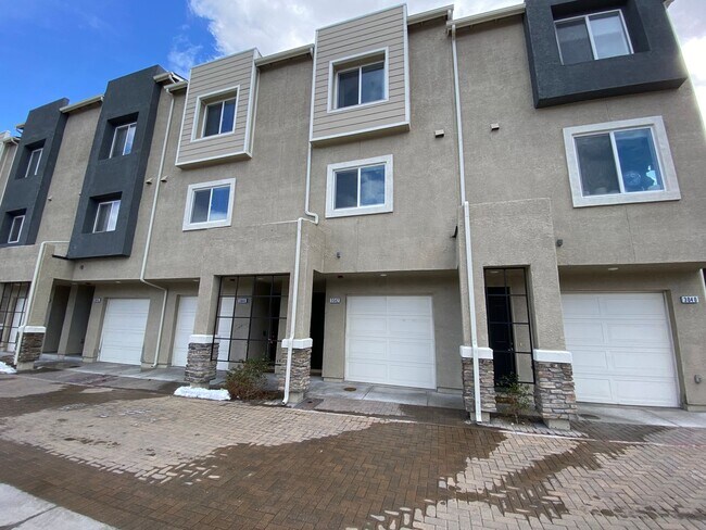 Primary Photo - NW Reno Large Townhouse Sterling Ridge at ...