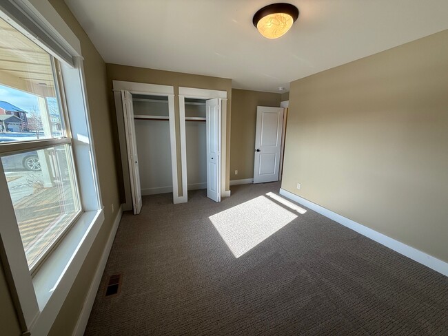 Building Photo - 25 Baldy Ct