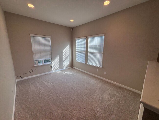 Building Photo - Willow Glen- Beautiful corner unit townhome with a private backyard