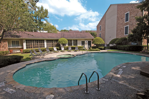 Pool - Bayou Oaks Apartments