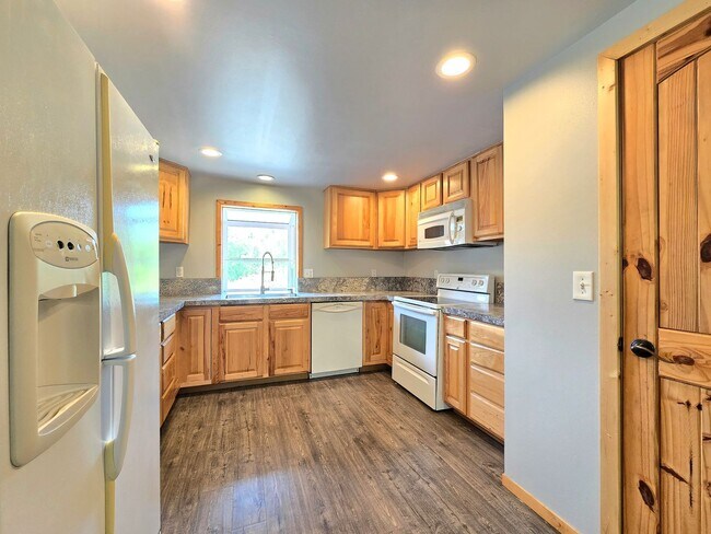 Building Photo - 3 Bedroom Home in Marysville Now Available!