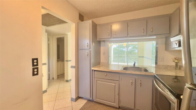 Building Photo - 9340 Lagoon Pl