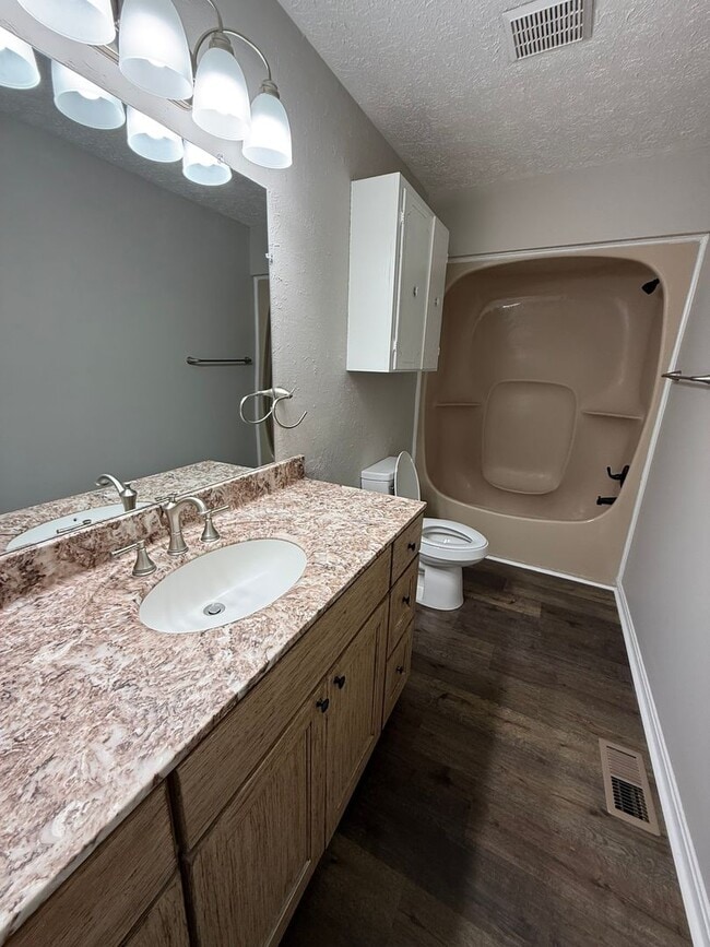 Building Photo - 3 BR 2 Bath Brick home