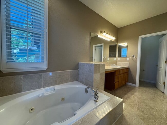 Building Photo - Gorgeous 5 bedroom + office, 4.5 bath Alam...
