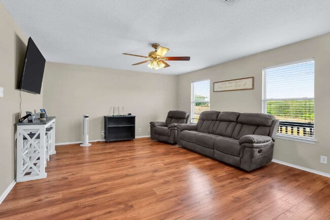 Building Photo - "Charming 3-Bedroom Home with ONE MONTH FREE!*"