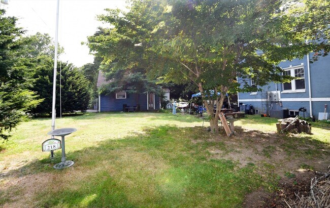 Building Photo - 218 Wachusett St