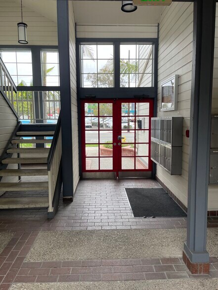Building entry - 3950 Cleveland Ave