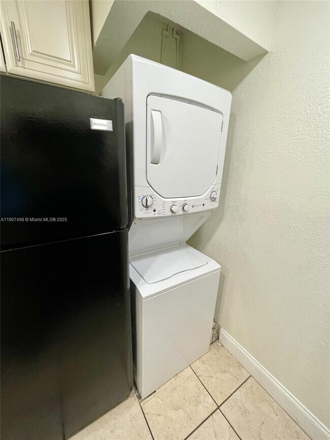 Building Photo - 2630 Riverside Dr