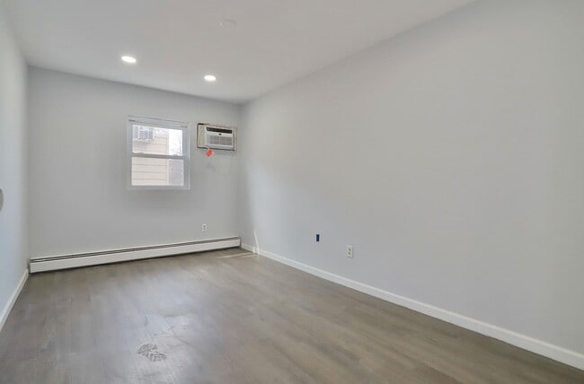 Building Photo - 73 Wales Ave