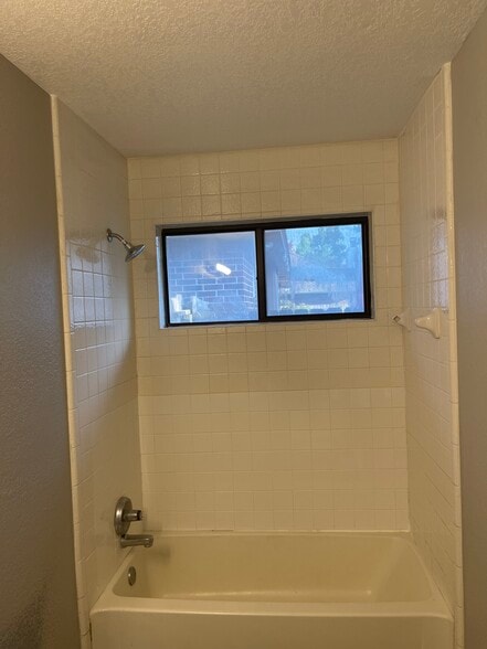 2nd bathroom bathtub - 1309 Grand Mnr