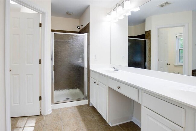 Building Photo - 2565 Vistoria Dr