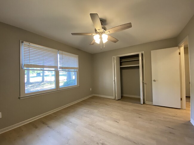 Building Photo - "Charming 2-Bedroom Gem with 850 Sq Ft of ...