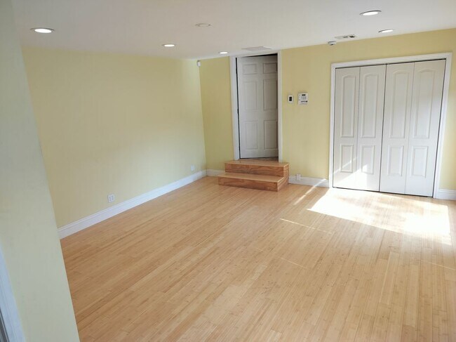 Building Photo - 4613 S Van Ness Ave