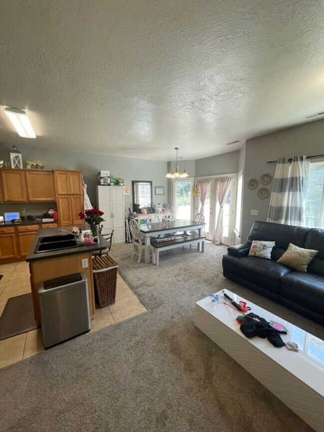 Building Photo - Saratoga Townhome