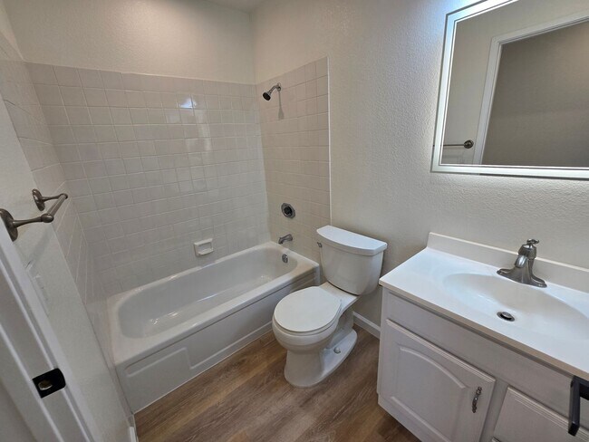 Building Photo - Beautiful la Jolla condo