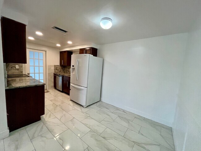 Building Photo - 5121 Dove Dr