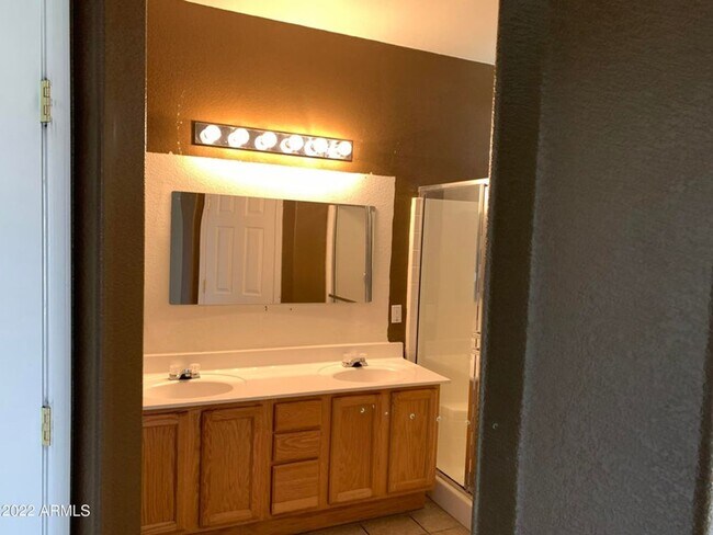 Building Photo - Charming 4 bed, 2 bath home on the golf co...