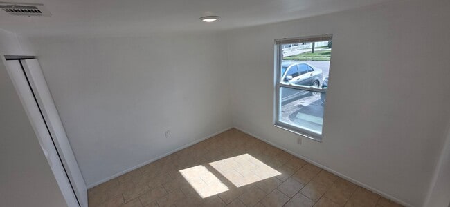 Building Photo - 3 bedroom 2 bath duplex