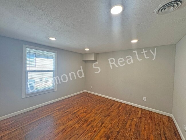 Building Photo - Charming and Clean 2 Bedroom Home Availalbe!