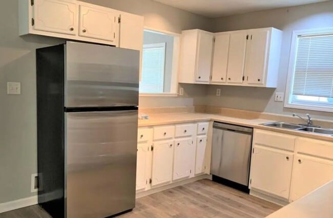 Building Photo - SCAD-Friendly 3BR Home – Walk to Bus Stop | Roommates Welcome!