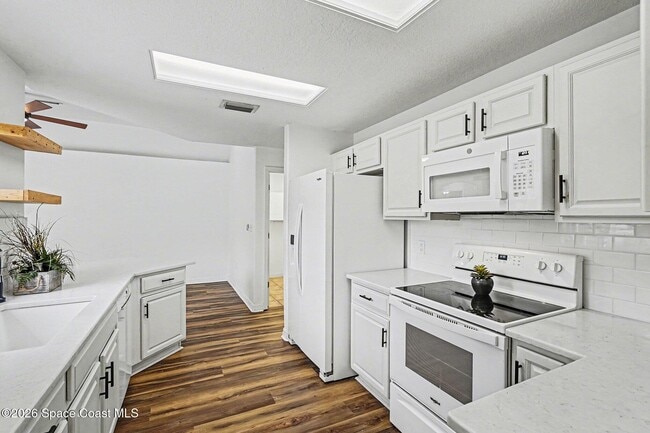 Building Photo - 998 Haas Ave NE