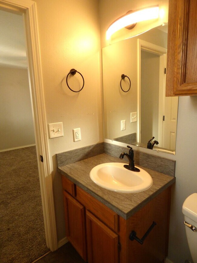 Building Photo - Rent Special: FREE First Full Month's Rent - 3 bed 2 Bath - Single Level home