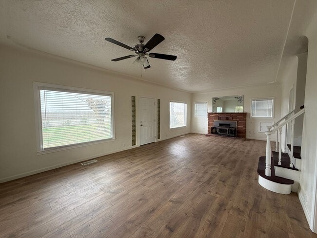 Building Photo - Country Home.  3 Bed 2 Bath