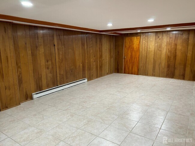 Building Photo - 1471 Thomas Ave