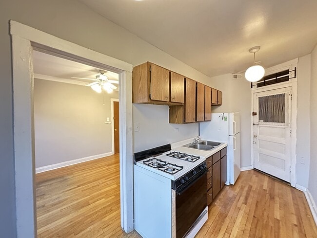 Building Photo - 3007 N Racine Ave