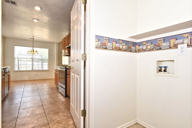 Building Photo - Welcome to your new home in Jenks!