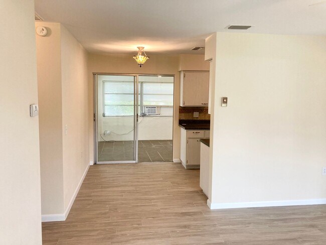 Building Photo - Clean ready to go 2/1 in Beverly Hills!