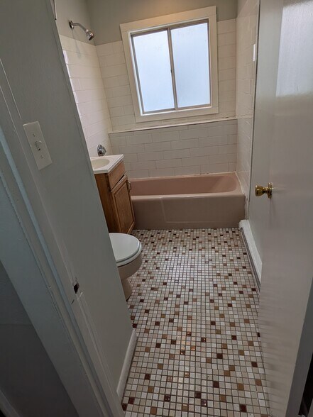 Building Photo - 540 E Merrimack St