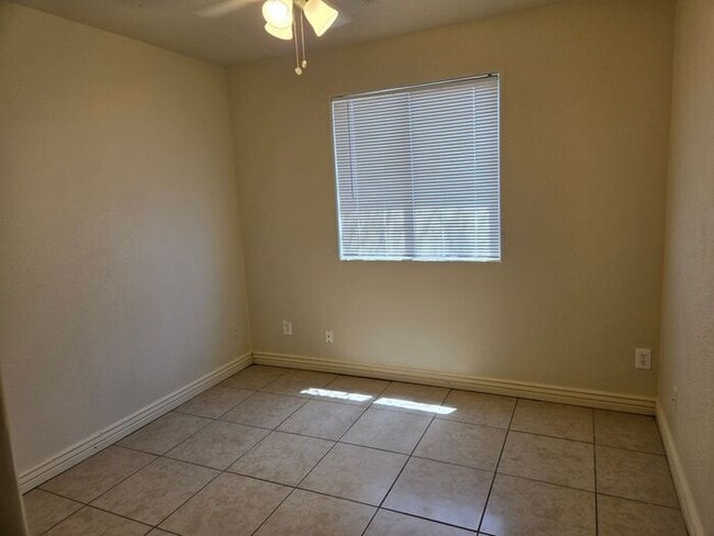 Building Photo - 3 bed, 1 bath, in a Duplex located in Sout...