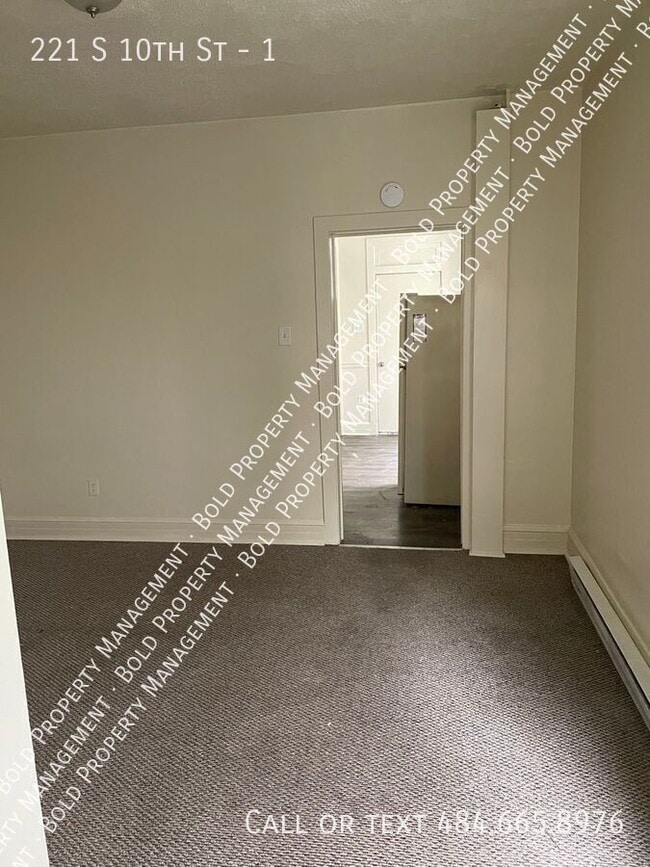 Building Photo - 221 S 10th St