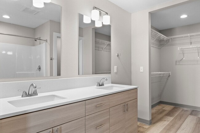 Building Photo - Zero-step Valley Duplex for rent!