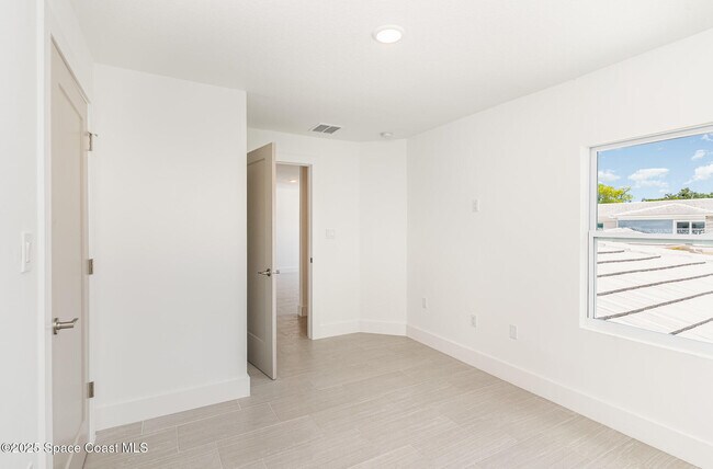 Building Photo - 1605 Par St NE