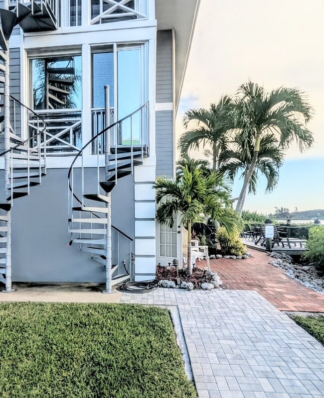 Building Photo - SEASONAL 2/2 coastal-inspired luxury condo with bay view, and boat slip