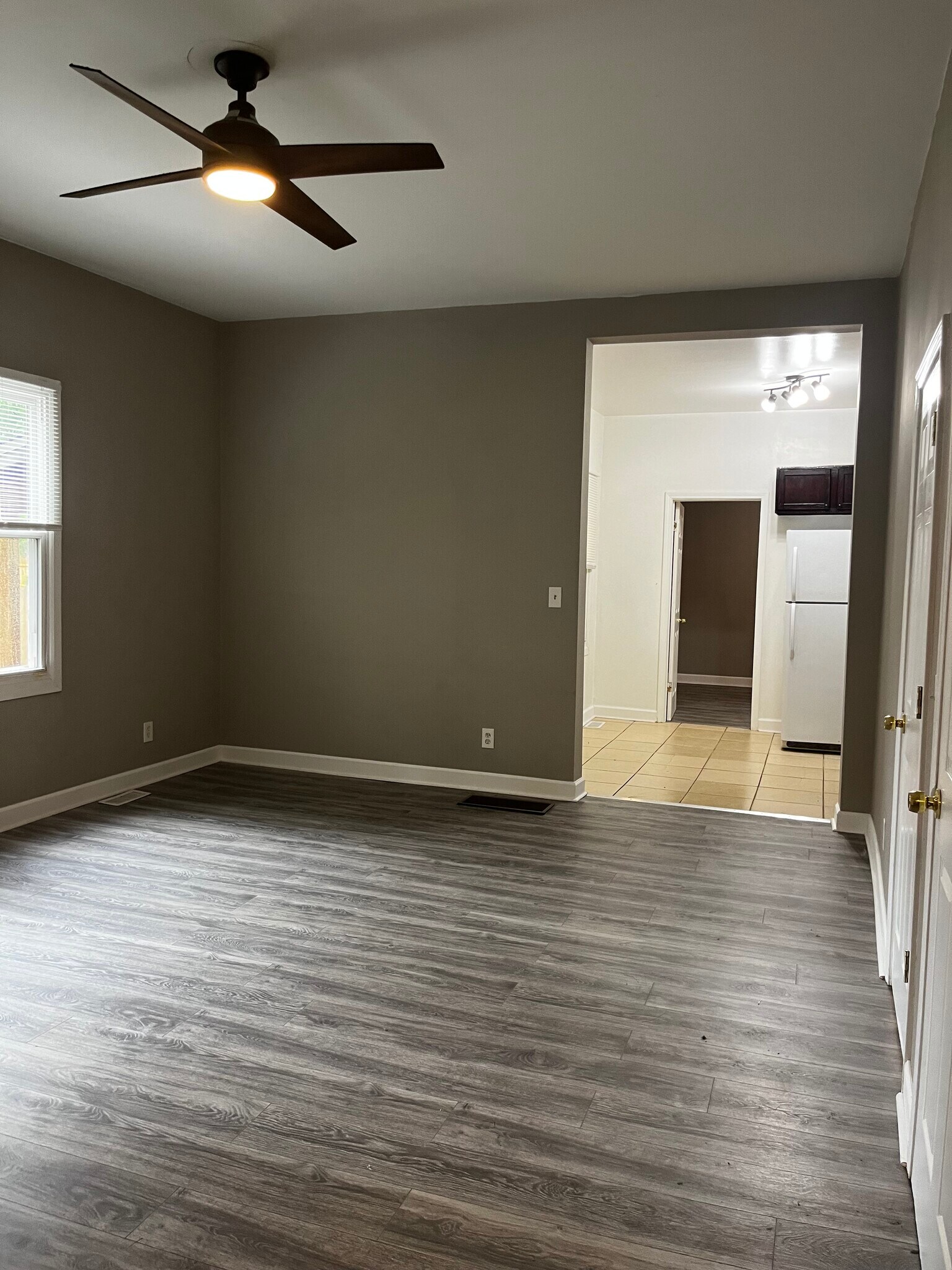 Livingroom - 357 College Ave