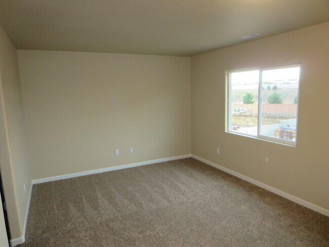 Building Photo - Available Now! 3 Bedroom 2.5 Bathroom Town...