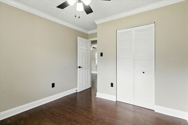 Building Photo - 643 University Dr